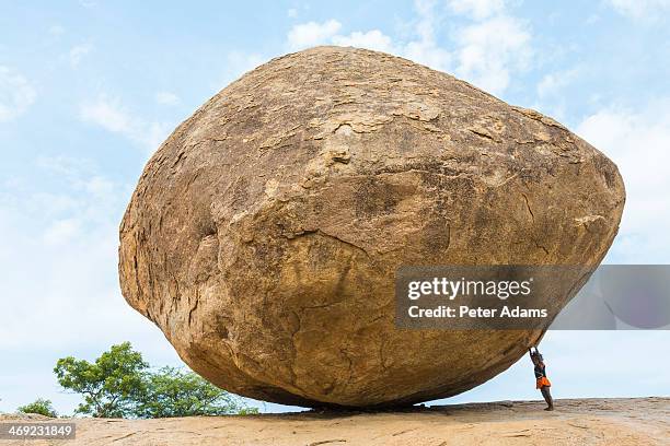 the butterball rock at mamallapuram tamil nadu - gezichtsbedrog stockfoto's en -beelden