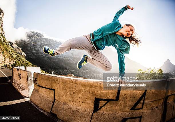 breakdancer completo de vitalidad salto sobre una pared parkour estilo - le parkour fotografías e imágenes de stock