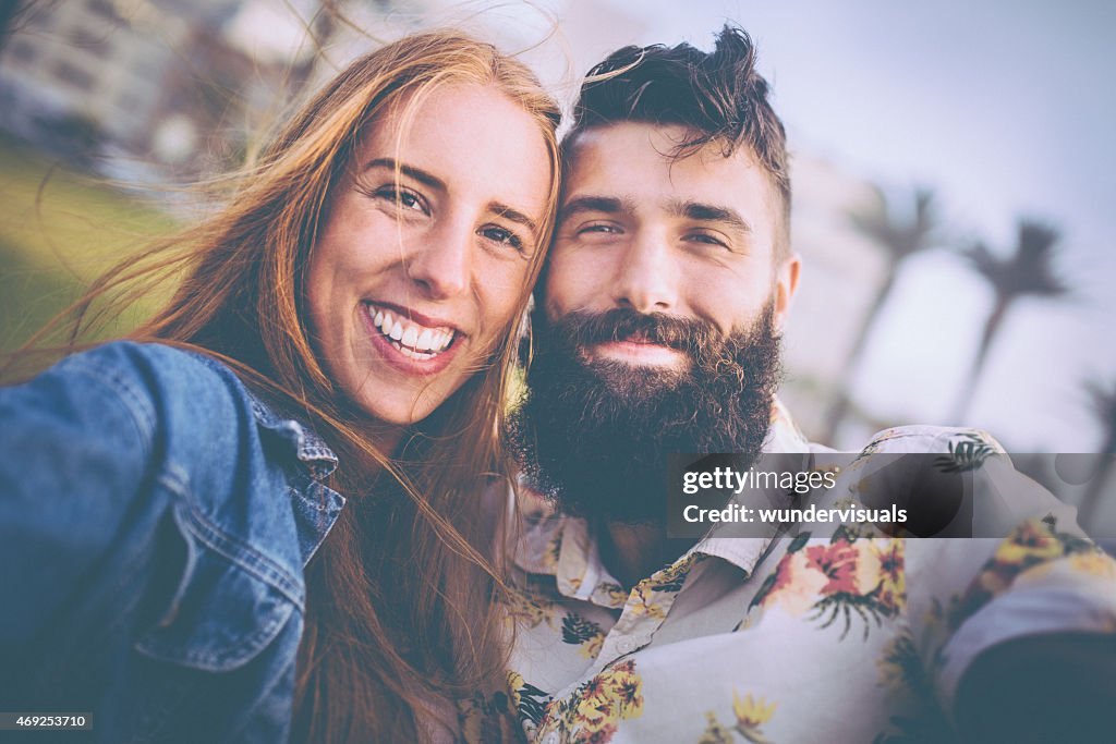Retrato de hermosa pareja mirando happy hipster