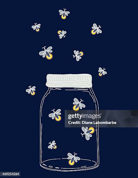 sommer hand drawn mason jar mit fireflies bei nacht - glühwürmchen stock-grafiken, -clipart, -cartoons und -symbole
