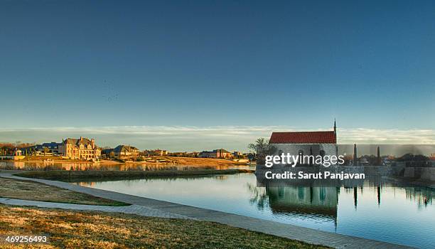 blue sky white chapel - mckinney photos et images de collection
