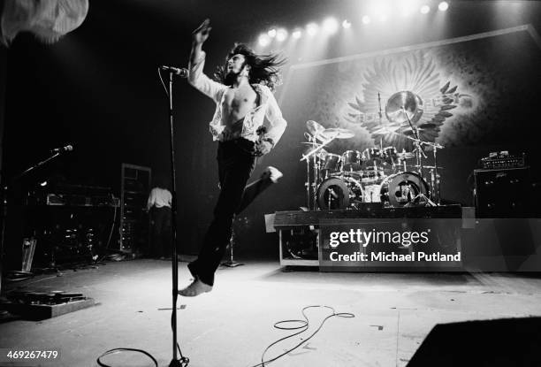 Singer Steve Perry performing with American rock group Journey on their 'Infinity' tour, 1978.