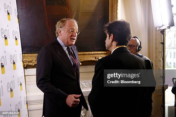 Paolo Scaroni, chief executive officer of Eni SpA, left, speaks to journalists ahead of a news conference in London, U.K., on Thursday, Feb. 13,...