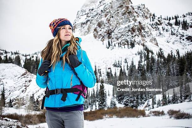 female hiking in snow - salt lake city   utah foto e immagini stock