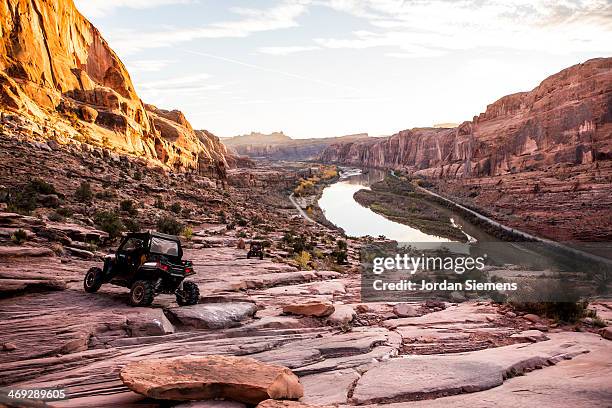 atv off-roading in moab - atv trail stockfoto's en -beelden