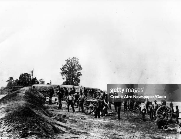 Matthew Brady photograph of Union Army battery lined up at the Battle of Petersburg, Petersburg, Virginia, 1863.