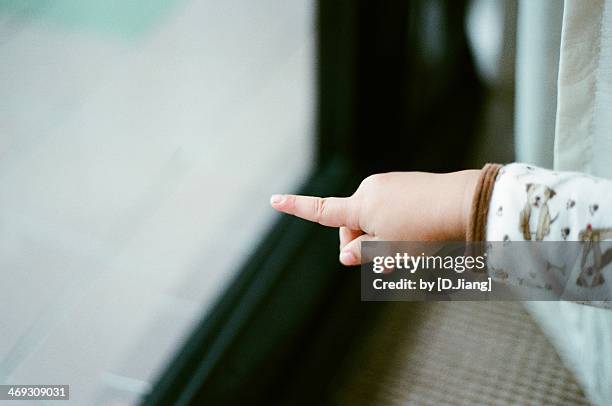 direction - baby pointing stockfoto's en -beelden