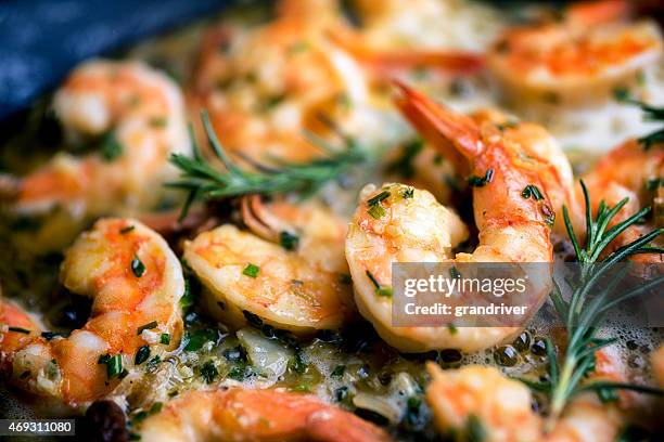 jumbo shrimp scampi sauteeing in butter und olivenöl - garnele meeresfrucht stock-fotos und bilder