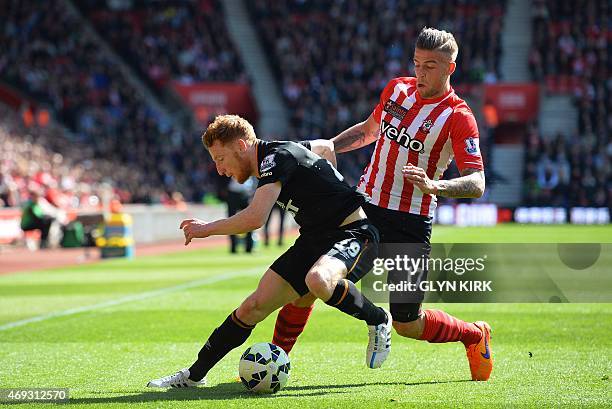 Southampton's Belgian defender Toby Alderweireld vies with Hull City's Republic of Ireland midfielder Stephen Quinn during the English Premier League...