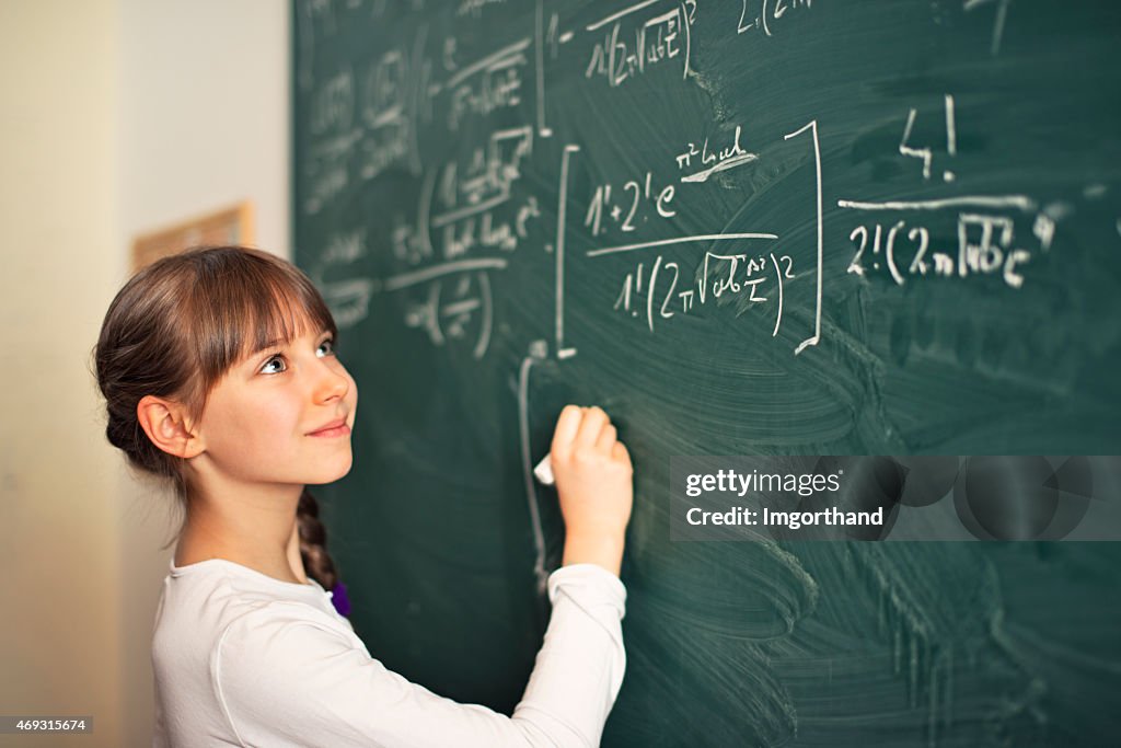 Bambina scrivendo difficile matematica equazioni