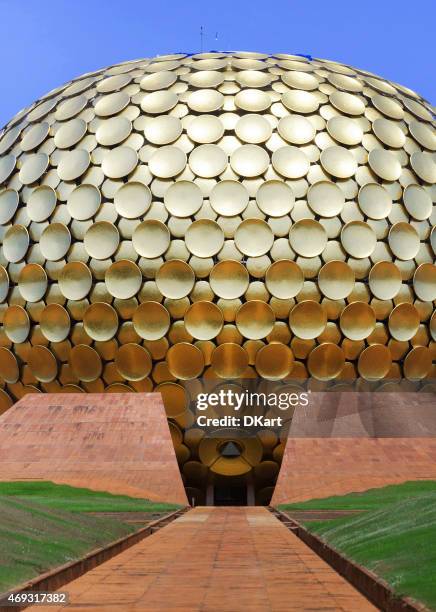 matrimandir. auroville - pondicherry stockfoto's en -beelden