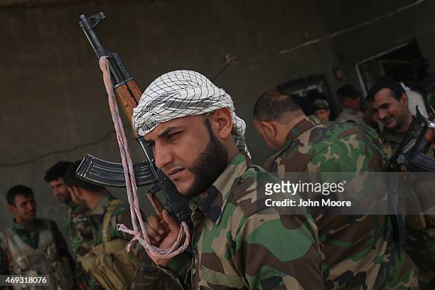 Volunteers from the Shia Badr Brigade gather after an exchange of fire with ISIS fighters on the frontline on April 11, 2015 in Ebrahim Ben Ali, in...