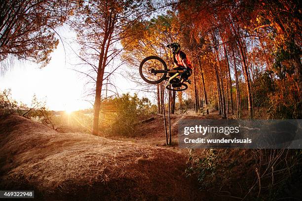 extreme mountain biker-künstlerische techniken und schmutz jum luftaufnahme - extremlandschaft stock-fotos und bilder