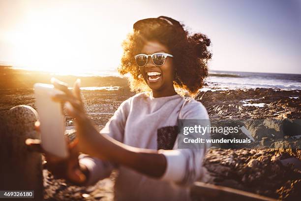 african-american teen mädchen hipster mit schülern am strand - fashion shoot stock-fotos und bilder