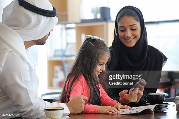 arabische familie genießt kaffeepause zeit - saudi youth stock-fotos und bilder