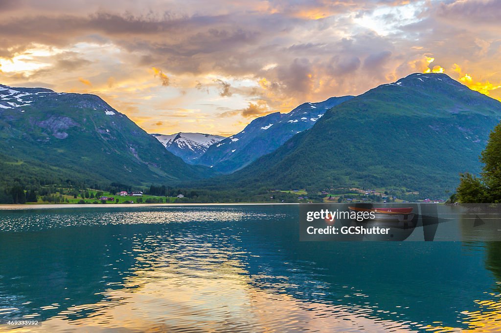 Sonnenuntergang, wild Wolken und schwimmende Boote auf Herrliche Fjorde