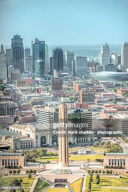 wwi memorial and downtown kansas cit - kansas city skyline ストックフォトと画像