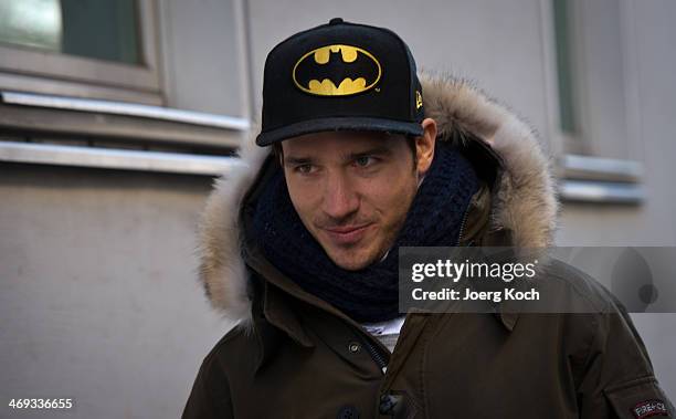 German alpine-skier Felix Neureuther leaves the surgery of Doctor Hans-Wilhelm Mueller-Wohlfahrt and walks to a car on February 14, 2014 in Munich,...