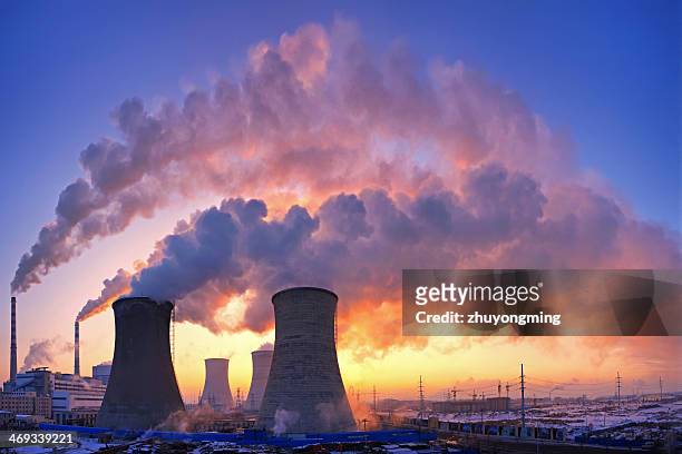 power plant - luftverschmutzung stock-fotos und bilder