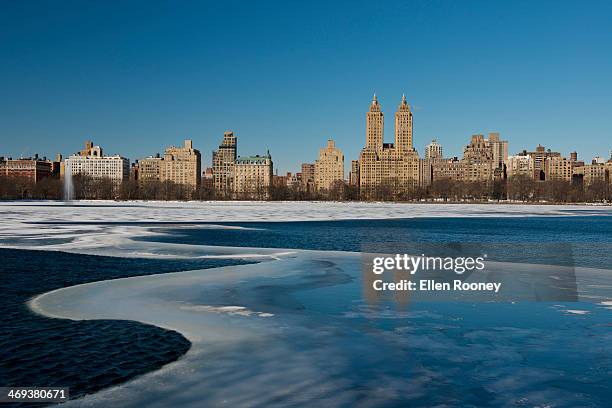 frozen central park reservoir - the el dorado manhattan stock pictures, royalty-free photos & images