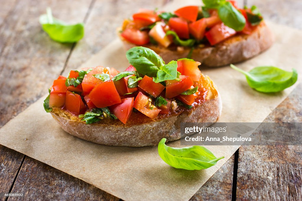 Bruschetta mit Tomaten und Basilikum
