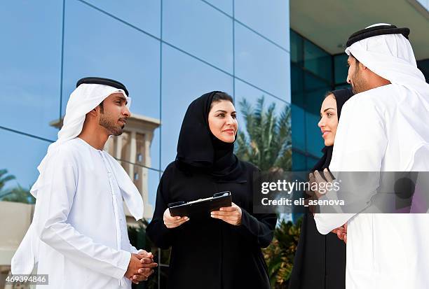 fouir personas de negocios en ropa tradicional emirati en dubai - emirati face smile fotografías e imágenes de stock