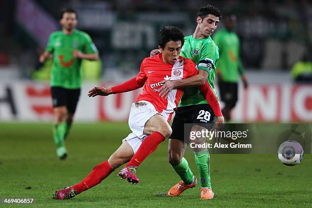 Ja-Cheol Koo of Mainz is challenged by Lars Stindl of Hannover during the Bundesliga match between 1. FSV Mainz 05 and Hannover 96 at Coface Arena on...