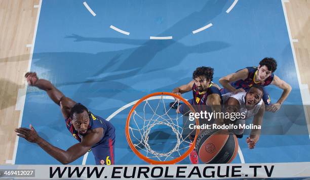 Victor Sada, #8 of FC Barcelona competes with Mohamed Toure, #25 of EA7 Emporio Armani Milan during the 2013-2014 Turkish Airlines Euroleague Top 16...