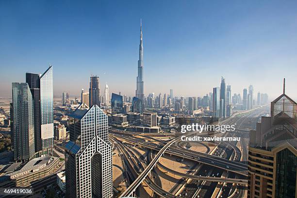 sonnigen tag in dubai - burj khalifa stock-fotos und bilder