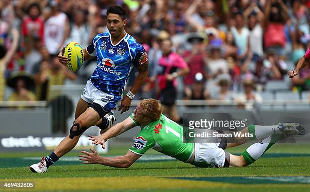 Shaun Johnson of the Warriors beats Joel Edwards of the Raiders to score a try during the match between the Warriors and the Raiders in the Auckland...