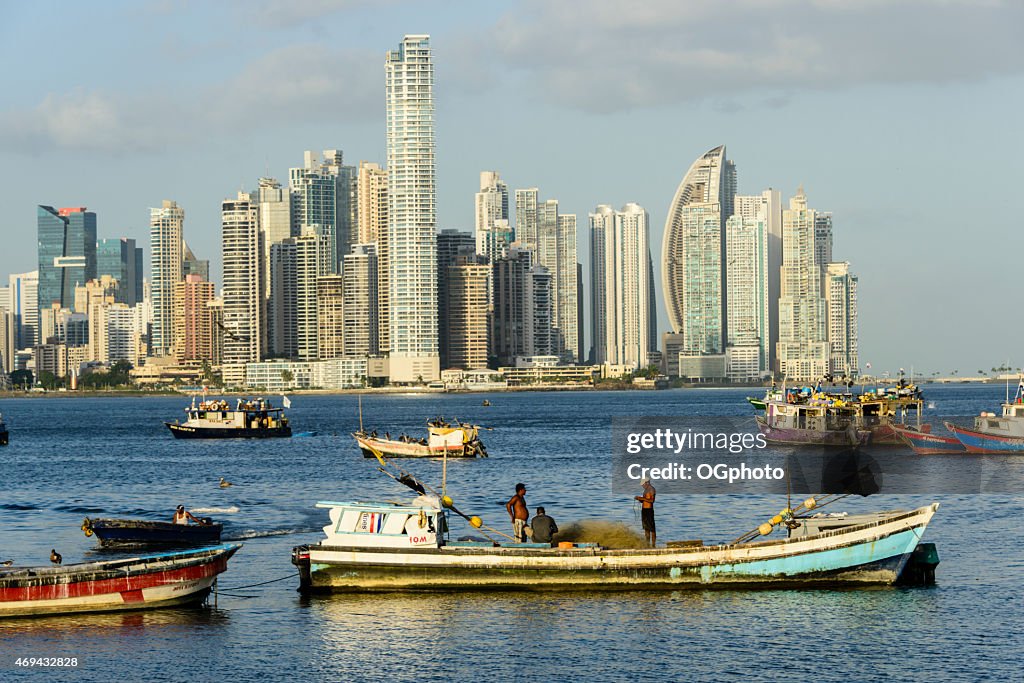 XXXL: los pescadores trabajando en sus redes en frente de la ciudad de Panamá