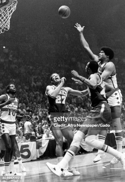 Photograph of a basketball match of the Washington Bullets vs Seattle SuperSonics, with Bob Dandridge, John Johnson, Wes Unseld and Marvin Webster...