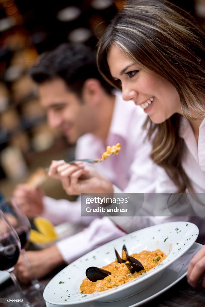 Frau ein Abendessen mit Freunden