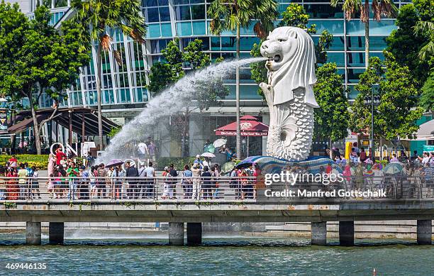 popular waterspouting merlion - merlion stock pictures, royalty-free photos & images