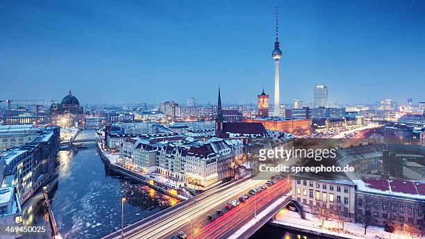 berlin winter skyline with snow on the roofs - berlin photos et images de collection