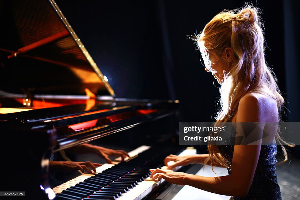 女性がピアノのコンサート。