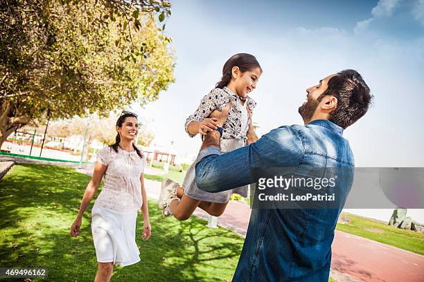 joven familia disfrutando de la vida al aire libre en un parque de la ciudad - etnias de oriente medio fotografías e imágenes de stock
