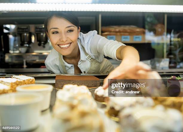 frau arbeitet in einer bäckerei - bakery shop stock-fotos und bilder