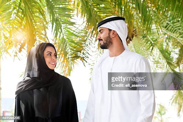 traditional emirati young couple enjoying life outdoor. - gewaad stockfoto's en -beelden