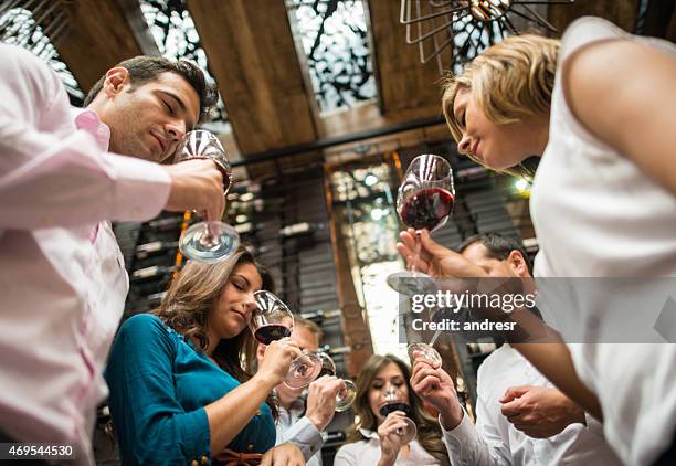 gruppo di persone in un assaggio di vini - gusto foto e immagini stock