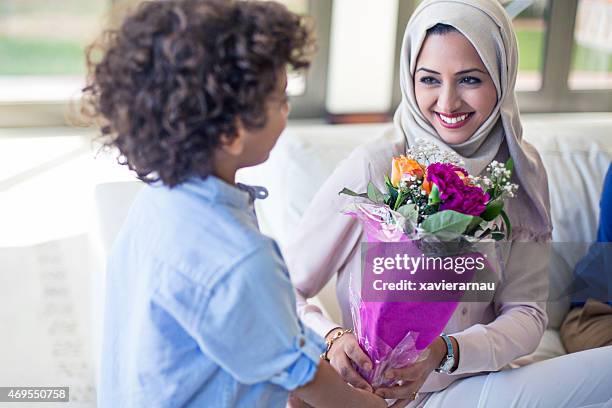 mother's day-geschenk - two young arabic children only indoor portrait stock-fotos und bilder