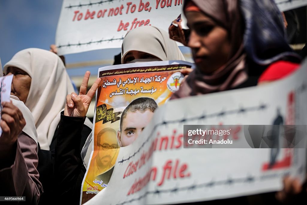 Families of Palestinian prisoners stage a rally in Gaza