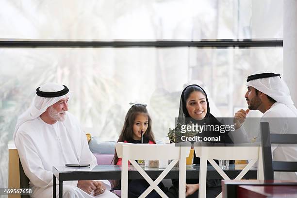 arabian famille profiter de temps libre dans un café - émirat de charjah photos et images de collection