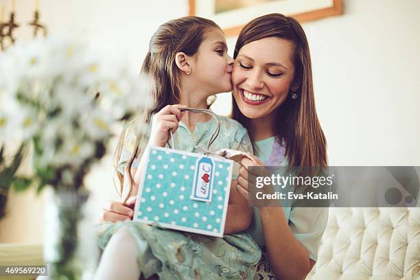 glückliche mutter mit ihrer tochter posieren - happy mother's day stock-fotos und bilder