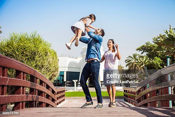 jeune famille profiter de la vie en plein air dans un parc de la ville - arab family happy photos et images de collection