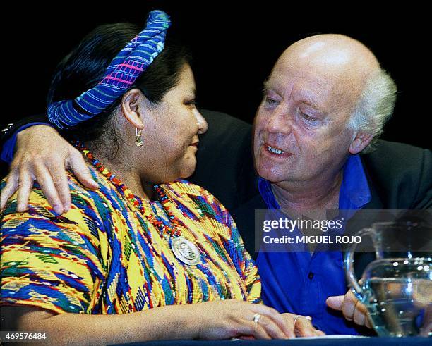 Nobel 1992 Peace prize winner Rigoberta Menchu is greeted by Uruguayan writer Eduardo Galeano during a press conference, 14 April 2000, in...