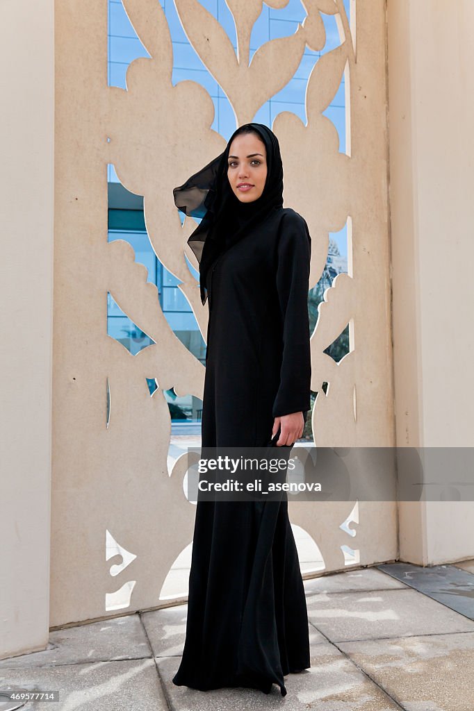 Retrato de una hermosa mujer sonriente �árabe en Dubai.