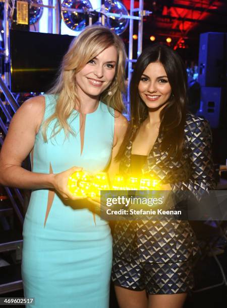 Olympic skier Lindsey Vonn with her Queen of the Slopes award and actress Victoria Justice during Cartoon Network's fourth annual Hall of Game Awards...