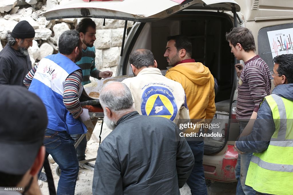 Syrian regime forces hit residential areas of Aleppo with barrel bombs