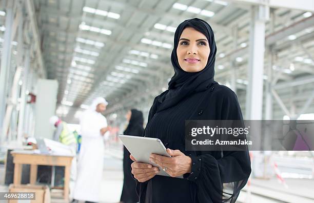 zuversichtlich weibliche bau manager - emirati at work stock-fotos und bilder